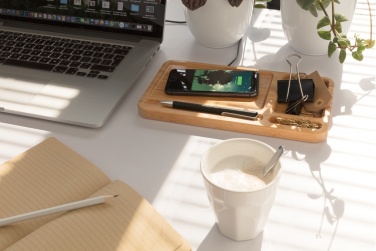 Logotrade Werbegeschenke das Foto: Bambus Desk Organizer mit 10W Wireless Charger