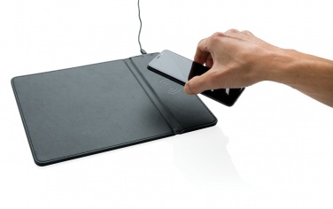 Logotrade Geschäftsgeschenke das Foto: Mousepad mit Wireless-5W-Charging Funktion