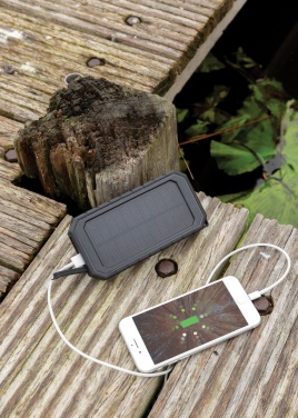 Logotrade Werbegeschenke das Foto: 10.000 mAh Solar-Powerbank mit 10W Wireless aus RCS Plastik