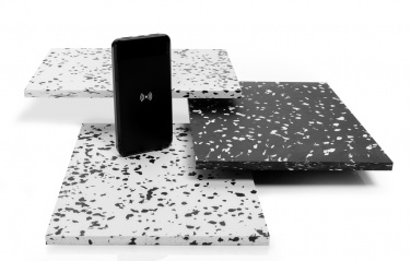 Logotrade werbemittel das Foto: Wireless Powerbank aus RCS Standard recyceltem Kunststoff