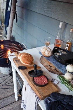 Logotrade Geschäftsgeschenke das Foto: Grillset mit Hamburgerpresse und Marinadenpinsel