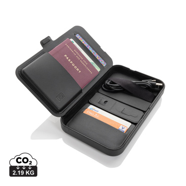 Logotrade werbemittel das Foto: Swiss Peak Travel-Case aus RCS rec. PU mit 3-in-1-Charger