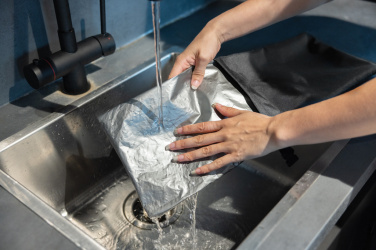 Logotrade Geschäftsgeschenke das Foto: Snackstrap faltbarer Lunchbag aus AWARE™ rPET 30 x 20cm