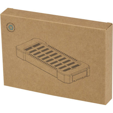 Logotrade mainoslahjat kuva: Altair 5 000 mAh:n ja 10 W:n kierrätysmuovista valmistettu kestävä aurinkoenergialla toimiva varavirtalähde, jossa on sisäänrakennettu taskulamppu