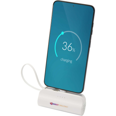 Logotrade dāvanas foto: Alnair 5000 mAh 10W pārstrādātas plastmasas C tipa pārnēsājamais akumulators ar iebūvētu atlokāmu statīvu un 2-in-1 kabeli