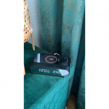 Logotrade ziemassvētku dāvanas foto: Modinātājs un bezvadu lādētājs ADELAIDE