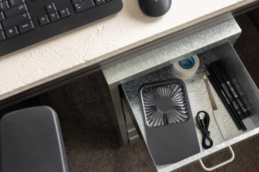 Logotrade Ideja dāvanas foto: Aervina RCS pārstrādātas plastmasas uzlādējams galda ventilators