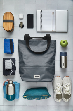 Лого трейд бизнес-подарки фото: Черная термосумка-тоут/холодильник Blum 16 л