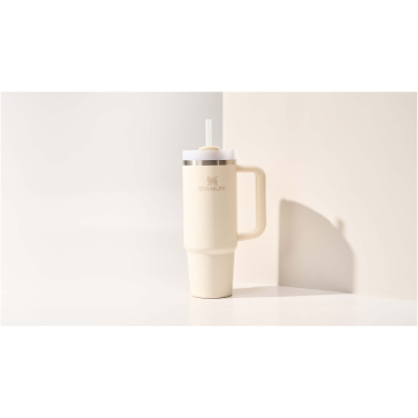 Лого трейд pекламные cувениры фото: Изолированный тумблер Stanley Quencher® H2.0 FlowState™ 890 мл из переработанной нержавеющей стали