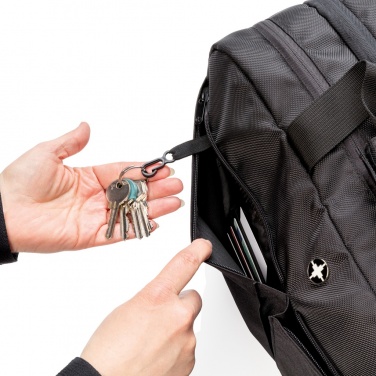 Logotrade profilprodukter bild: Swiss Peak RFID duffel med resväskeöppning