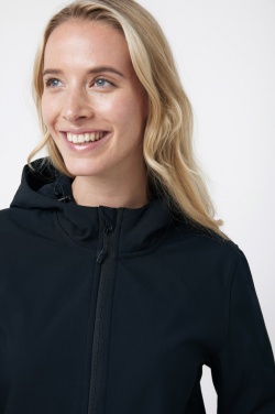 Logotrade reklamprodukter bild: Iqoniq Makalu soft shell damjacka i återvunnen polyester