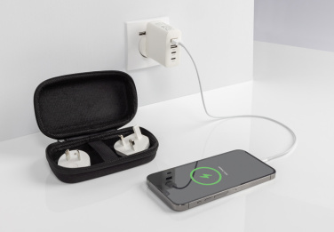 Logotrade kampanjprodukter bild: TravelCharge Pro RCS rplastisk reseladdare med USB C