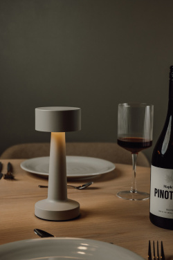 Logotrade profilreklam bild: VINGA Maris RCS återvunnen plast bordslampa