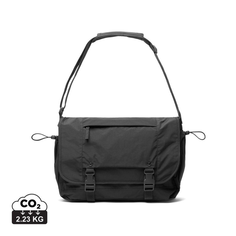 Logotrade profilprodukter bild: KENTO URBAN RCS återvunnen nylon 15.6" Axelväska